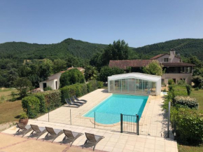 Rez de Piscine, 10 Personnes - RÊVE DE PAPILLON et À L'étage, 5 Personnes - NID D'ÉTOILES, Il s'agit bien de deux gîtes individuels qui sont reliés par un escalier interne, cela permet a une grande fa